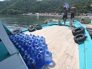 Potret Distribusi Air Minum Warga Kepulauan, Dijual Rp 13 Ribu/Galon