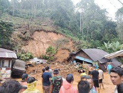 2 Bangunan di Madina Hancur Tertimpa Longsor