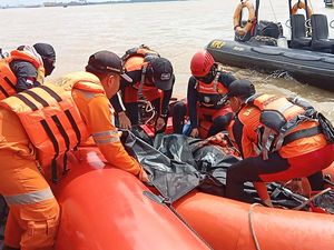 Nakhoda Tug Boat yang Hilang Usai Tabrak Kapal Logistik Ditemukan Tewas Nakhoda Tug Boat yang Hilang Usai Tabrak Kapal Logistik Ditemukan Tewas