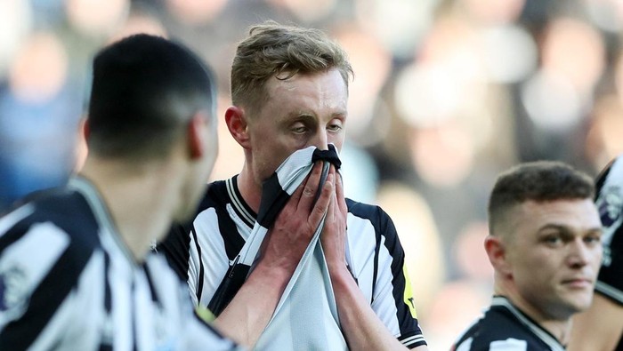 Soccer Football - Premier League -  Newcastle United v Nottingham Forest - St James Park, Newcastle, Britain - December 26, 2023 Newcastle Uniteds Sean Longstaff looks dejected after Nottingham Forests Chris Wood scored their first goal REUTERS/Scott Heppell NO USE WITH UNAUTHORIZED AUDIO, VIDEO, DATA, FIXTURE LISTS, CLUB/LEAGUE LOGOS OR LIVE SERVICES. ONLINE IN-MATCH USE LIMITED TO 45 IMAGES, NO VIDEO EMULATION. NO USE IN BETTING, GAMES OR SINGLE CLUB/LEAGUE/PLAYER PUBLICATIONS.
