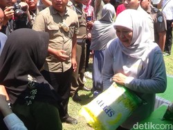 Khofifah Gelar Pasar Murah hingga Bagikan Telur ke Ibu Hamil dan Anak