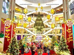 Lagi Jalan-jalan di Mal KL, eh Turis Tertimpa Pohon Natal