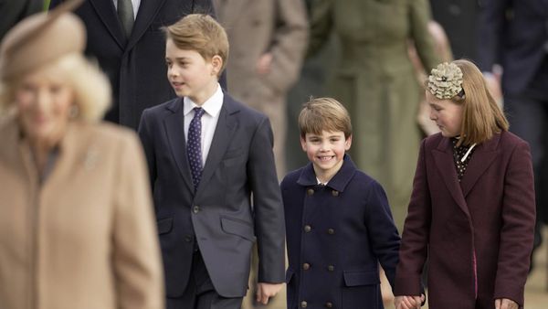 Foto: Momen Manis Pangeran Louis Gandeng Gadis Kecil di Natal Kerajaan