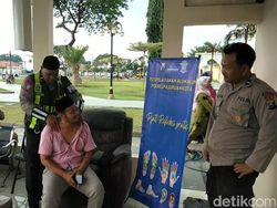 Capek di Jalan, Pijat Refleksi Gratis di Posyan Nataru Pasuruan Yuk!