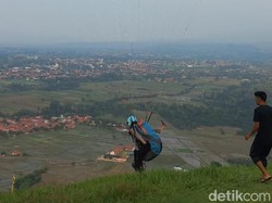 Mahirnya Briptu Iti Menerjang Langit Majalengka Hibur Wisatawan