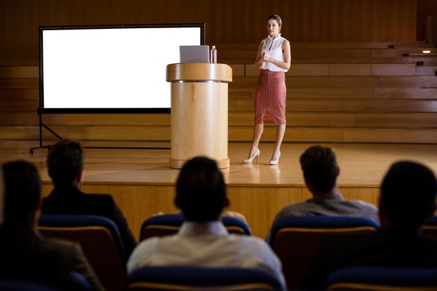 public speaking/freepik.com/wavebreakmedia_micro
