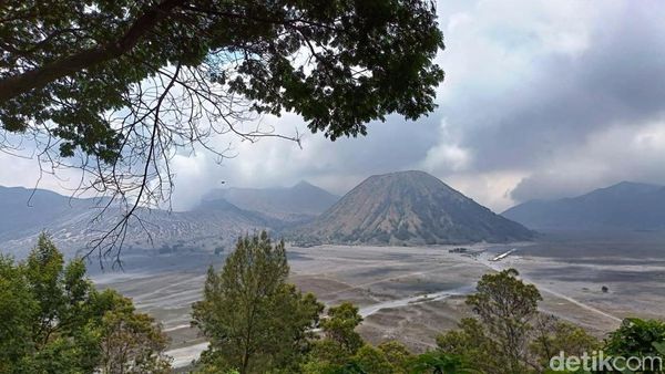 Ribuan Wisatawan Kunjungi Gunung Bromo saat Libur Nataru