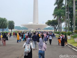 Momen Libur Natal, Warga Ramai-ramai Kunjungi Kawasan Monas