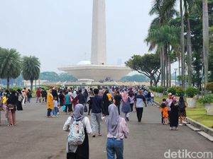 Momen Libur Natal, Warga Ramai-ramai Kunjungi Kawasan Monas Momen Libur Natal, Warga Ramai-ramai Kunjungi Kawasan Monas