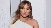 7 Gaya Suki Waterhouse Pamer Perut Buncit, Pancarkan Pregnancy Glow