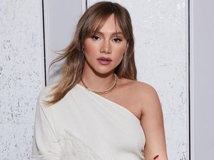 7 Gaya Suki Waterhouse Pamer Perut Buncit, Pancarkan Pregnancy Glow