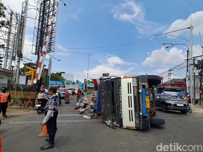 Truk Bermuatan Batu Bara di Jombang  Terguling