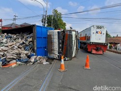 Truk Terguling di Jombang, Muatan Batu Bara Tumpah Bikin Lalin Tersendat