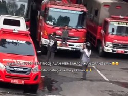 Viral Momen Petugas Beri Izin Bocah Masuk Mako-Berfoto di Mobil Damkar