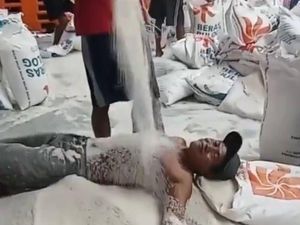 Pekerja Gudang Bulog Dipecat Imbas Video Viral Mandi Beras Pekerja Gudang Bulog Dipecat Imbas Video Viral Mandi Beras