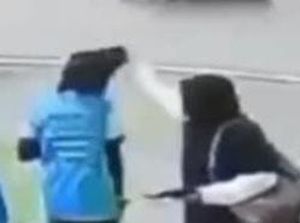 Momen Wanita Pontianak Tarik Jilbab Pejalan Kaki-Aurat Korban Tersingkap Momen Wanita Pontianak Tarik Jilbab Pejalan Kaki-Aurat Korban Tersingkap