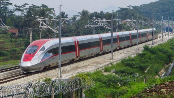 Wow! Kereta Cepat Pertama di Asia Tenggara Tembus 1 Juta Penumpang