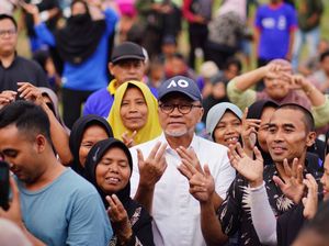 Blusukan ke Dusun-dusun di Jateng, Zulhas Sosialisasikan Prabowo-Gibran