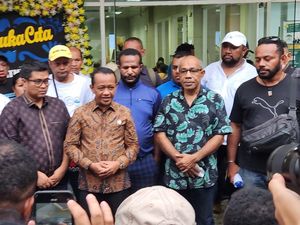 Bahlil Melayat ke Tempat Persemayaman Lukas Enembe di RSPAD
