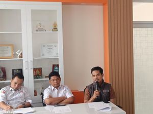 Eks Camat Parungpanjang Dilaporkan ke Bawaslu Bogor soal Perusakan Baliho