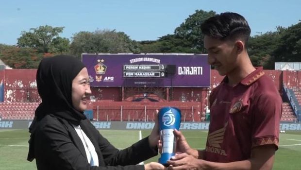 Bek PSM Makassar Daffa Salman menerima trofi pemain muda terbaik di Liga 1 2023/2024 edisi November.
