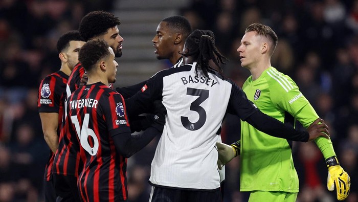 Bernd Leno Soccer Football - Premier League - AFC Bournemouth v Fulham - Vitality Stadium, Bournemouth, Britain - December 26, 2023 AFC Bournemouth's Philip Billing and Fulham's Bernd Leno clash Action Images via Reuters/Andrew Couldridge NO USE WITH UNAUTHORIZED AUDIO, VIDEO, DATA, FIXTURE LISTS, CLUB/LEAGUE LOGOS OR 'LIVE' SERVICES. ONLINE IN-MATCH USE LIMITED TO 45 IMAGES, NO VIDEO EMULATION. NO USE IN BETTING, GAMES OR SINGLE CLUB/LEAGUE/PLAYER PUBLICATIONS.
