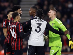 Bernd Leno Dorong Ball Boy, Pelatih Fulham Membela