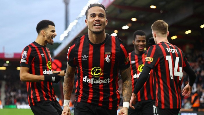 Soccer Football - Premier League - AFC Bournemouth v Fulham - Vitality Stadium, Bournemouth, Britain - December 26, 2023 AFC Bournemouths Justin Kluivert celebrates scoring their first goal REUTERS/Hannah Mckay NO USE WITH UNAUTHORIZED AUDIO, VIDEO, DATA, FIXTURE LISTS, CLUB/LEAGUE LOGOS OR LIVE SERVICES. ONLINE IN-MATCH USE LIMITED TO 45 IMAGES, NO VIDEO EMULATION. NO USE IN BETTING, GAMES OR SINGLE CLUB/LEAGUE/PLAYER PUBLICATIONS.