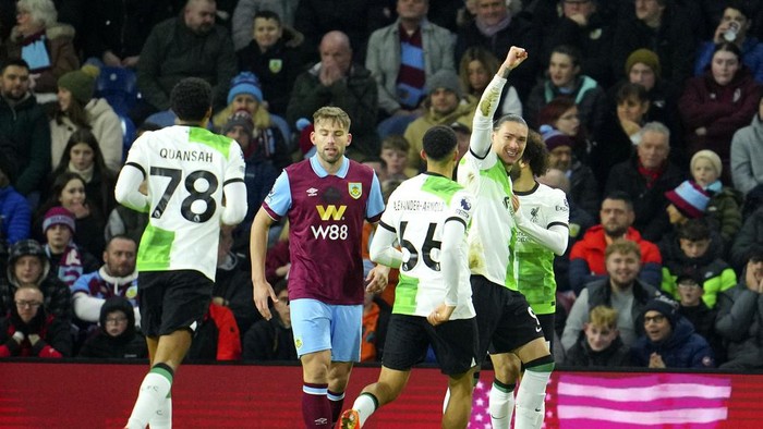 Liverpools Darwin Nunez, second right, celebrates after scoring the opening goal during the English Premier League soccer match between Burnley and Liverpool at Turf Moor stadium in Burnley, England, Tuesday, Dec. 26, 2023. (AP Photo/Jon Super)