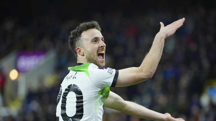 Liverpools Diogo Jota celebrates scoring his sides second goal during the English Premier League soccer match between Burnley and Liverpool at Turf Moor stadium in Burnley, England, Tuesday, Dec. 26, 2023. (AP Photo/Jon Super)