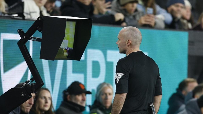 Soccer Football - Premier League - Burnley v Liverpool - Turf Moor, Burnley, Britain - December 26, 2023 Referee Paul Tierney checks the VAR monitor during a review Action Images via Reuters/Ed Sykes NO USE WITH UNAUTHORIZED AUDIO, VIDEO, DATA, FIXTURE LISTS, CLUB/LEAGUE LOGOS OR LIVE SERVICES. ONLINE IN-MATCH USE LIMITED TO 45 IMAGES, NO VIDEO EMULATION. NO USE IN BETTING, GAMES OR SINGLE CLUB/LEAGUE/PLAYER PUBLICATIONS.
