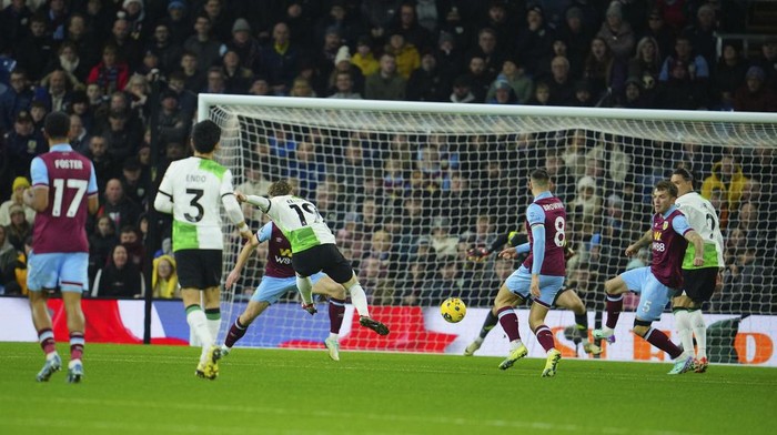 Liverpools Harvey Elliott, center, takes a shot on goal during the English Premier League soccer match between Burnley and Liverpool at Turf Moor stadium in Burnley, England, Tuesday, Dec. 26, 2023. (AP Photo/Jon Super)