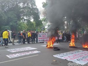 Mahasiswa Gelar Demo di Balai Kota Bogor, Bakar Ban-Blokade Akses Kendaraan Mahasiswa Gelar Demo di Balai Kota Bogor, Bakar Ban-Blokade Akses Kendaraan