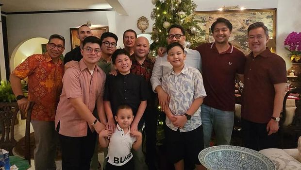 Deva Mahenra Rayakan Natal Bareng Keluarga Mikha Tambayong