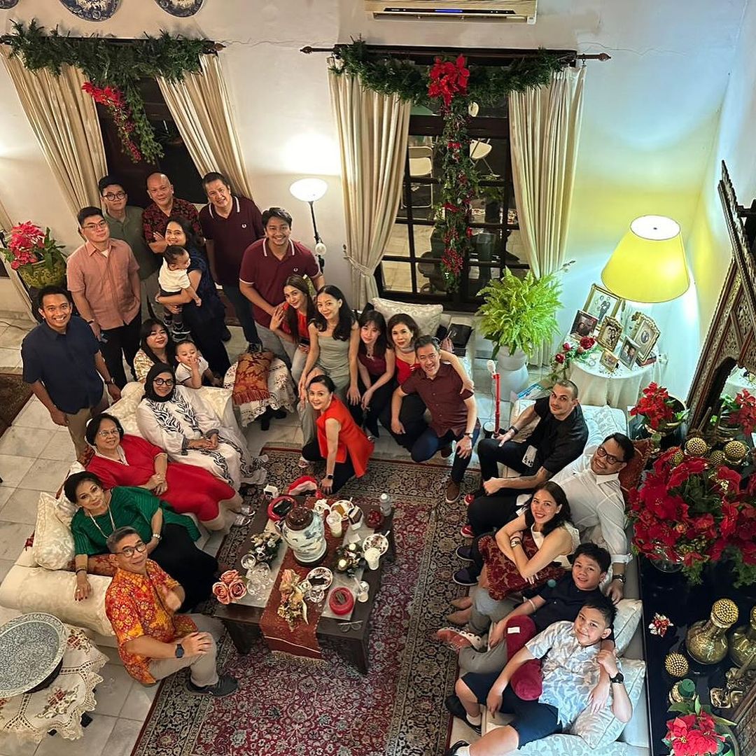 Deva Mahenra Rayakan Natal Bareng Keluarga Mikha Tambayong