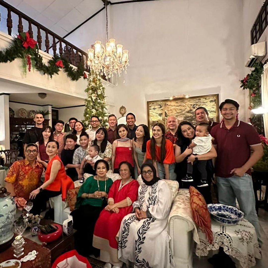 Deva Mahenra Rayakan Natal Bareng Keluarga Mikha Tambayong