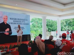 Ganjar Pamer KTP Sakti Saat Konsolidasi Caleg Koalisi