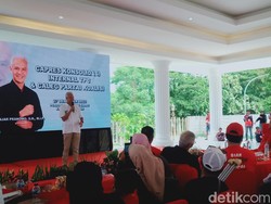 Ganjar Pamer KTP Sakti Saat Konsolidasi Caleg Koalisi