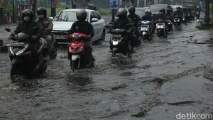 Hujan Deras Bikin Jalanan di Bekasi Tergenang