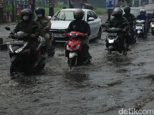 Hujan Deras Bikin Jalanan di Bekasi Tergenang