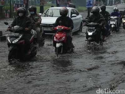 Hujan Deras Bikin Jalanan di Bekasi Tergenang