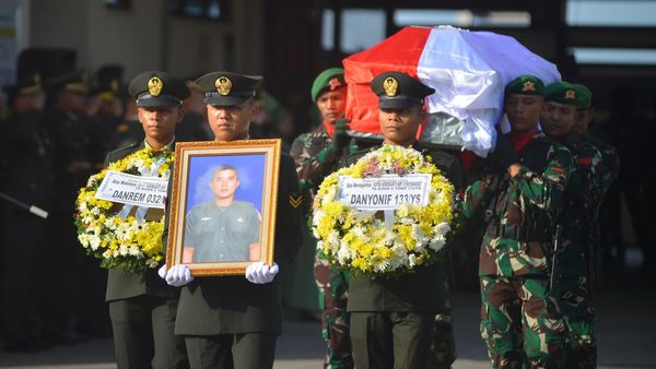 Jenazah Kopda Hendrianto Korban KKB Tiba di Padang