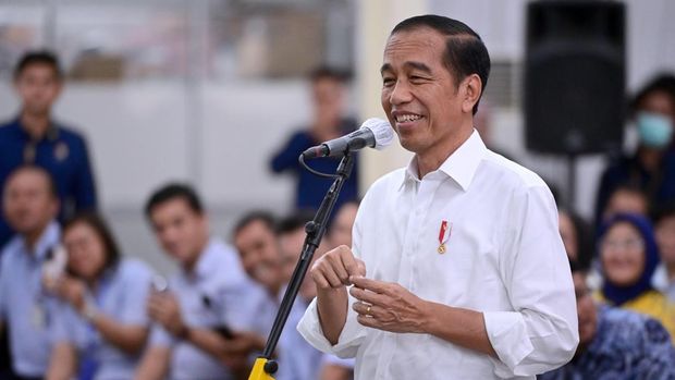 Presiden Joko Widodo makan nasi kotak bareng buruh Pabrik PT Maspion Unit I, Kabupaten Sidoarjo, Provinsi Jawa Timur, Rabu (27/12).Foto: Biro Pers Sekretariat Presiden