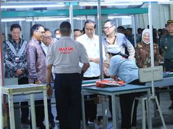 Menaker Dampingi Jokowi Makan Siang Bareng Pekerja Pabrik di Jawa Timur
