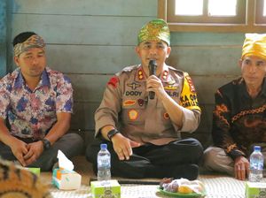 Jelajahi Pedalaman, Kapolres Inhu Ajak Suku Talang Mamak Sukseskan Pemilu