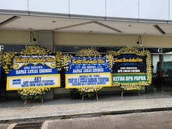 Karangan Bunga dari AHY-SBY Berjejer di Rumah Duka Lukas Enembe