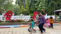 Wisatawan Padati Kebun Bintang Surabaya saat Libur Nataru