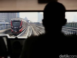 Stasiun LRT Bekasi Barat Tetap Beroperasi Meski Mal Revo Sempat Kebakaran