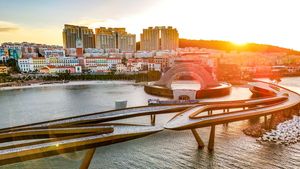 Foto: Romantisnya Jembatan Ciuman di Vietnam
