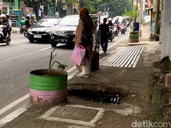 Bahaya! Lubang Menganga di Trotoar Jl AH Nasution Bandung